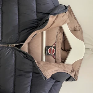 Colmar jacka - Varm kort blå dunjacka med huva från italienska Colmar. I använt skick men fin! 