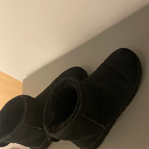 Uggs - De här svarta Uggs säljer jag nu, har använt dom rätt mycket. Det är storlek 39. 