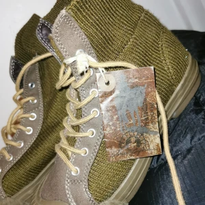 Cleas Göran skor - Ett par oanvända 37 skor. Helt Nya i princip. Mycket bra skick. Köpare får stå för frakt om det ska skickas med post men kan mötas upp i Stockholm 