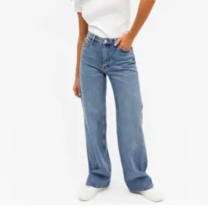 Säljer dessa super snygga blå jeans från monki i modellen Yoko. Säljer dö dem tyvärr är för små. Säljer endast för bra pris och köparen står för frakten som tillkommer!