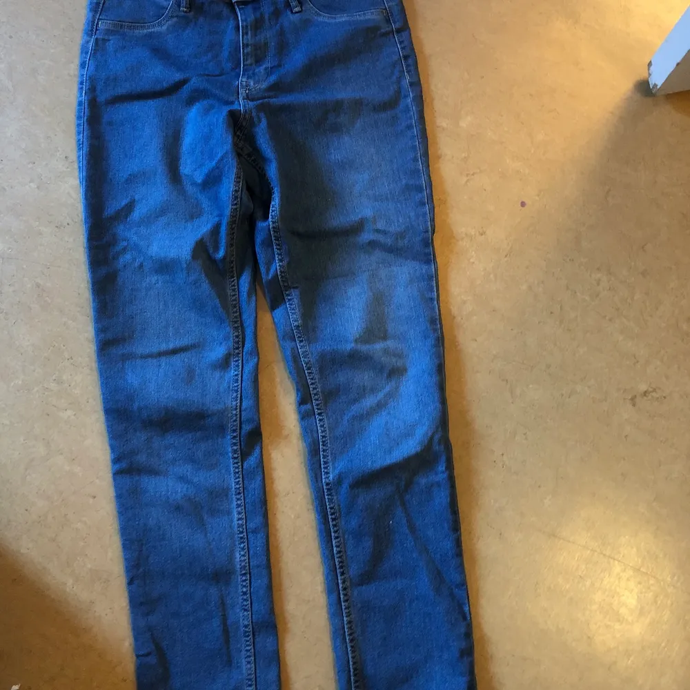 Jag säljer skinny jeans  för 100kr! Priser kan diskuteras , storlekn är S ! Kan mötas upp i norrköping men även skickas då står köparen för frakten! . Jeans & Byxor.