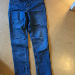 Jag säljer skinny jeans  för 100kr! Priser kan diskuteras , storlekn är S ! Kan mötas upp i norrköping men även skickas då står köparen för frakten! 