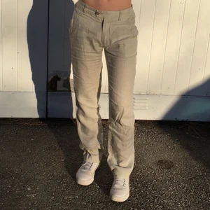 Linnebyxor - Säljer de här jättefina lågmidjade linnebyxorna, eftersom de är aningen förstora för mig, som brukar ha 34 i byxor. Längden på dem är perfekt på mig som är 165 och midjemåttet är 81. Byxorna har jag köpt secondhand, men de är från HM. Frakt tillkommer på priset💗💗💗