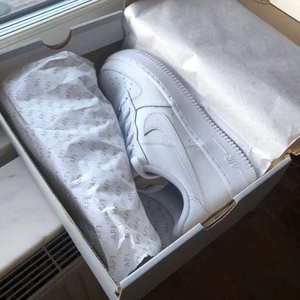 Air force 1 - Ett par helt nya🤍 ligger kvar i kartongen fortfarande då jag köpt andra som jag hellre vill ha🤍 super snygga nu i sommar🤍 trendiga skor som passar till allt🤍 flera frågor eller önska fler bilder skrib gärna till mig privat så svarar jag så fort jag kan🤍 KÖPT FÖR 1250kr