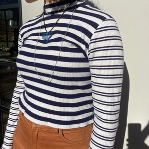 Randig tröja från BikBok - Ribbad vit och blå långärmad polotröja från BikBok. Storlek L. Fri frakt 💕