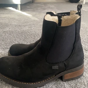 Skor - Skor från rieker använd fåtal gånger och är i väldigt bra skick☺️ 
