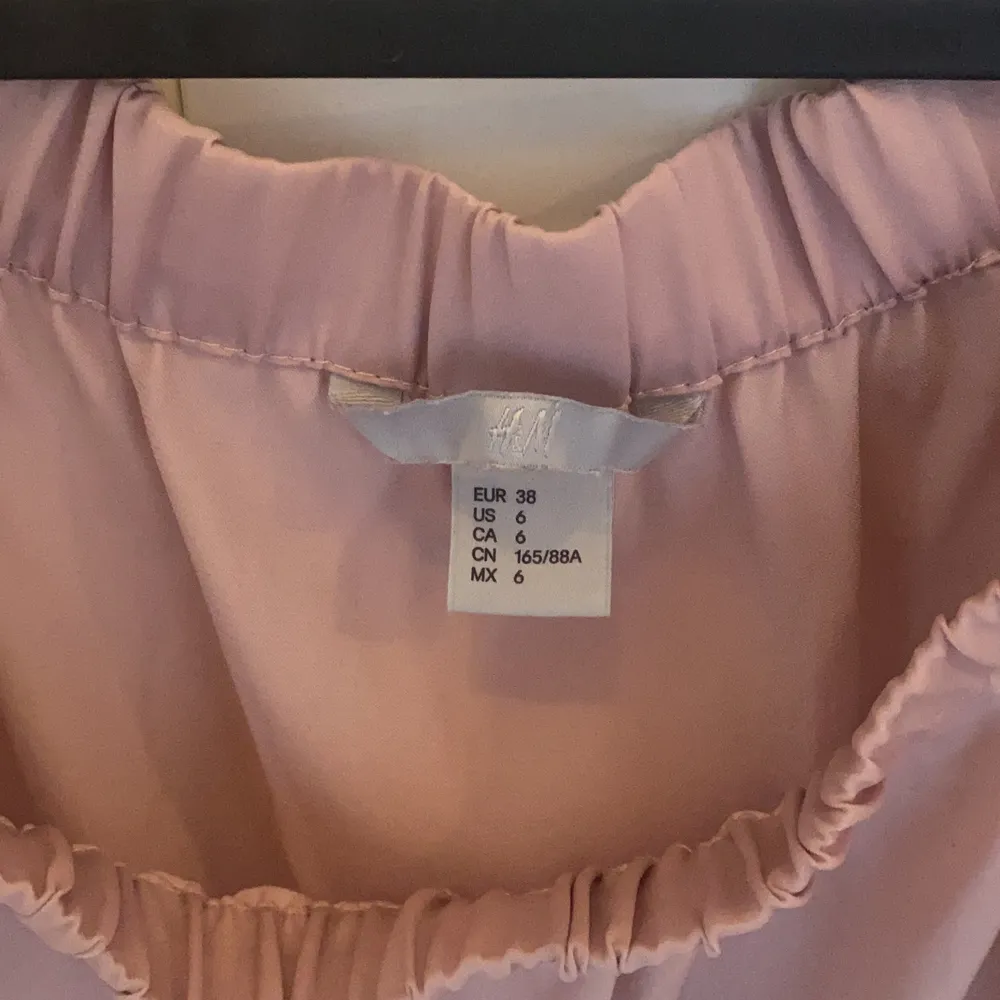 Rosa fin blus i storlek 38! Köpt på H&M för ett tag sen men knappt använd! 50 kr pluss frakt! . Blusar.