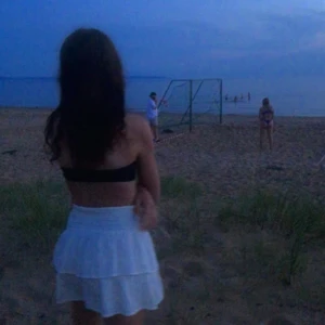 Kjol - Säljer nu denna fina kjolen då den inte kommer till användning, använd fåtal gånger och i bra skick! Köptes på Kappahl förra sommaren. Köpare står för frakt! Skriv för fler frågor💖🌸