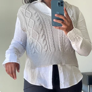 Grå V-Ringad slipover  - Säljer en grå v ringad slipover från Shein (Pris: 209kr Nypris: 100kr)✨