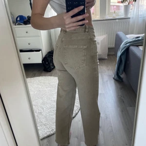 Beiga jeans - Dom är från Carin Wester stl 34, bara använda 2-3 gånger. Köparen står för frakt, kom med bud om ni vill men jag har rätt att neka😋 jag är 154cm 