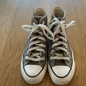 Bruna Converse, Strl 36  - Ett par bruna Converse, storlek 36, i bra skick. Sparsamt andvända. Köpta 2021. Pris 300kr+evetuellt frakt. 