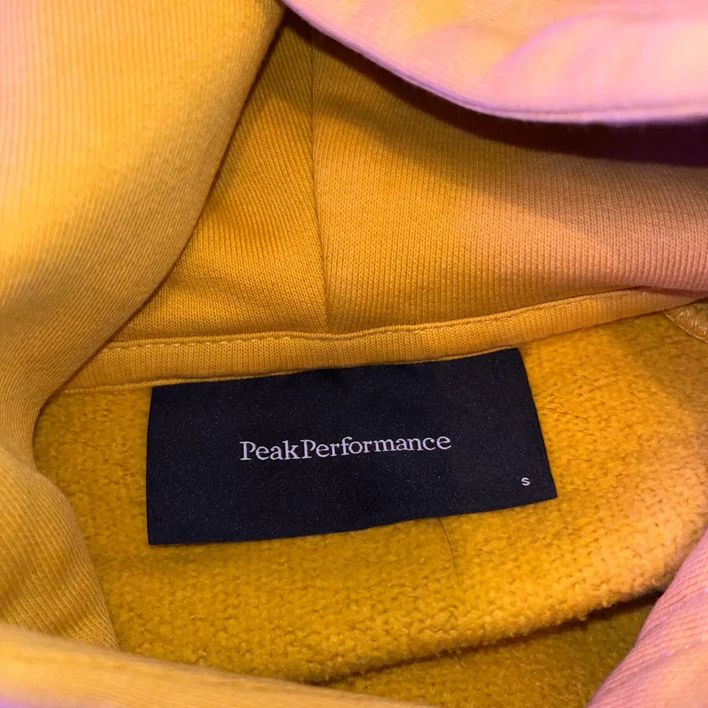 Säljer min Peak performance hoodie i storlek S då den börjar att bli för liten för mig och. Hoodien är i toppskick 10/10 och den har används under ca ett år.. Hoodies.