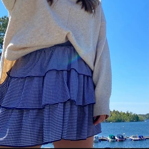 Sommrig Zara kjol!  - Säljer nu denna super fina somriga kjol från Zara!🌸             Storlek S men funkar en M också! 