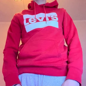 Levis hoodie storlek s - Jag säljer denna Levis hoodie i storlek S då den börjat bli för liten för mig och jag aldrig använder den längre. Den har inte blivit använd många gånger så vill bli av med den så den inte bara ligger och tar plats i garderoben. 