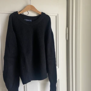 Svart stickad tröja - En vanlig stickad tröja från Zara. Använd ett förtal gånger och har börjat noppra sig lite grann (se bilderna) men absolut inte mycket. Säljer eftersom jag har så pass många tröjor och behövde rensa ut några men tröjan är väldigt skön att ha på sig. Köparen står för frakt och pris kan diskuteras😇💗