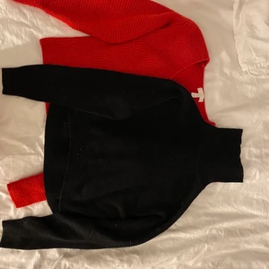 Två stickade tröjor strl S - Ca 1 år gamla, den röda är använd två ggr, den svarta är använd runt 10 ggr. Bra skick och kvalite