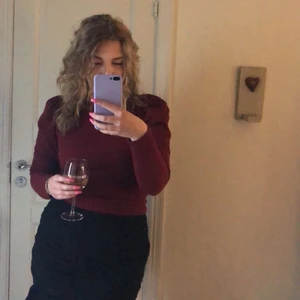 Topp - Vinröd långärmade ribbad fest- eller vardagstopp med puffiga axlar från gina tricot i fint skick!💕