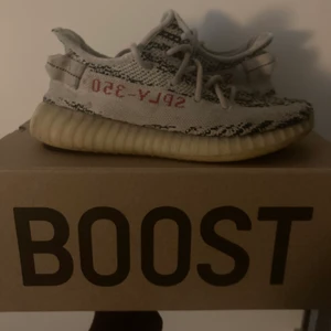 Adidas Yeezy 350 Zebra - Storlek 40! Säljer billigt då jag inte har intresse för de längre💫🤩 BOX TILLKOMMER OCH DEM ÄR ÄKTA🔥.         De är otvättade därför de ser lite sunkiga ut! 