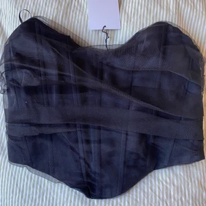Korsettopp från Zara - Jättefin svart korsettopp från Zara. Storlek S men sitter ganska tajt på mig som vanligtvis brukar ha S. Har dragkedja på ena sidan. Perfekt topp!