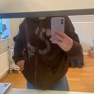 Brun ziphoodie  - Säljer denna oanvända bruna ziphoodien! Snygg och skön men kommer inte till användning. Frakt tillkommmer📦