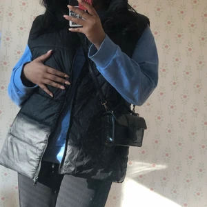 Svart väst  - Säljer min fina svarta väst för den verkligen inte kommer till användning då jag hellre vill ha en vit eller brun väst! Har du en så kan vi absolut byta. Den är använd 1 gång och har inga hål eller slitningar så gott lite oversize vilket jag verkligen tycker är fint  som ny är den. Köpt för 350 säljer 250 ❤️