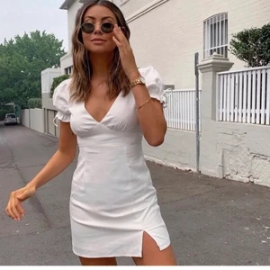 Vit klänning Sundae Muse - Säljer nu min vackra studentklänning som är köpt från Australien, Sundae Muse. Den är endast använd en gång och slutsåld på hemsidan. Nypriset var $85.00 + frakt och storleken är 6, passar cirka XXS-S skulle jag säga.🤍