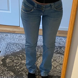 Lågmidjade jeans - Blåa lågmidjade jeans från pepe jeans! Jättebra skick och verkligen supersköna!! Jag är 161 cm lång och har storlek 28/32 i dessa. Säljer pga garderobrensning. Köpta för 1099kr på zalando. 