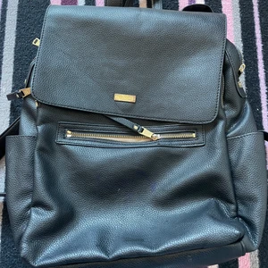 Väska  - Ryggsäck från Don Donna. Köpte föra året. Säljer på grund av vill köpa en ny. Det är i bra skick.