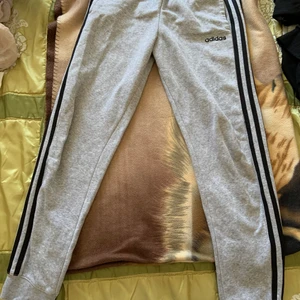 Adidas mjukis byxor - Adidas mjukis som jag säljer!💗 Passar perfekt för 13 - 14 åriga tjejer💓