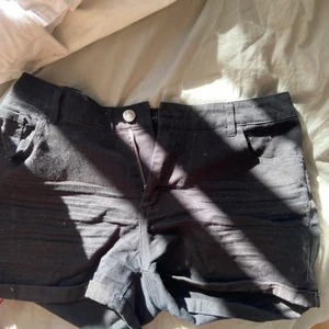 SVARTA LOWRISE SHORTS - Jättefina svarta shorts i stretchigt material! Lågmidjad passform och i mycket bra skick, sitter superfint på! Perfekta inför sommaren✨ Köpta från new yorker!