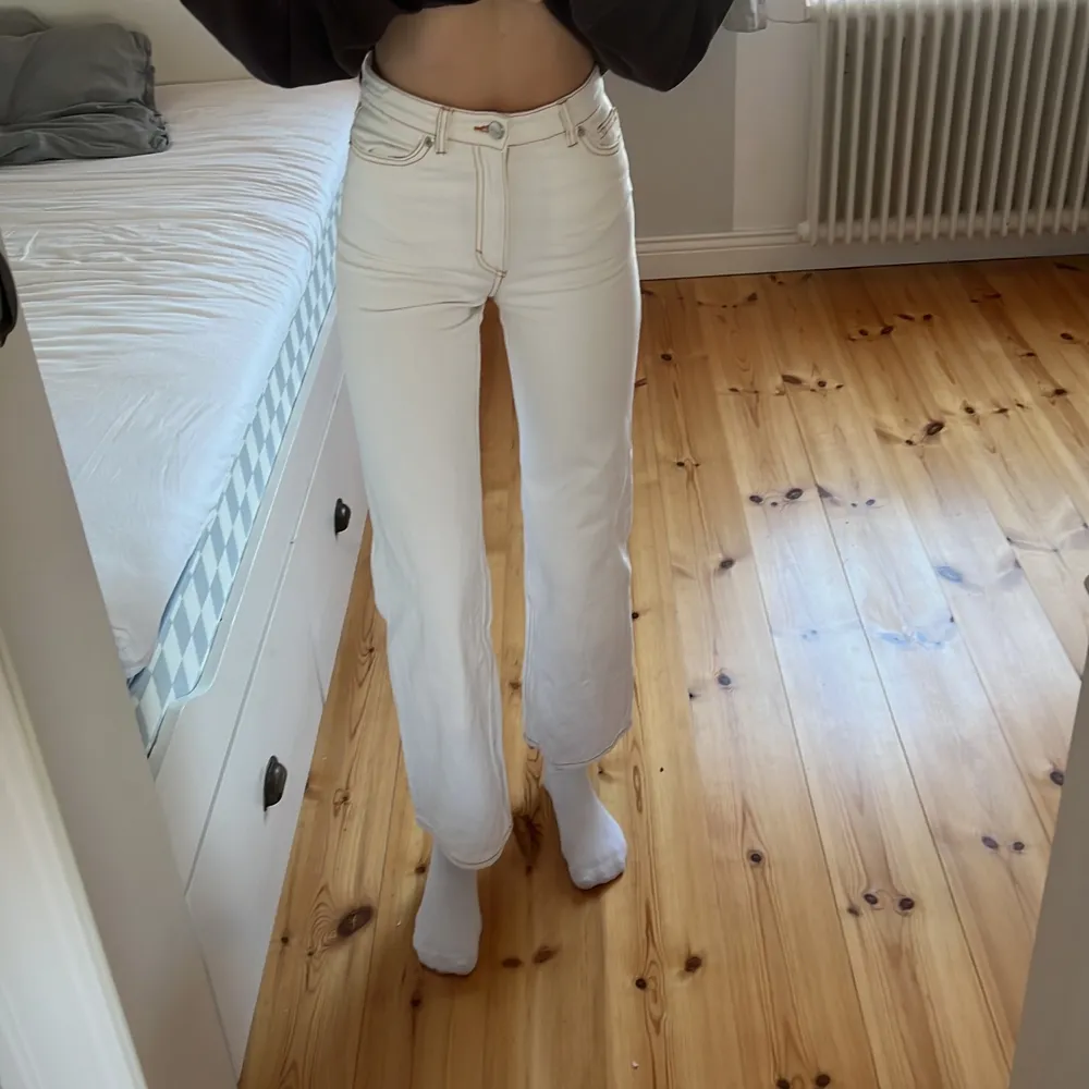 Vita jeans från monki i rak modell, säljer för de är för korta på mig! Superfina i väldigt bra skick!. Jeans & Byxor.
