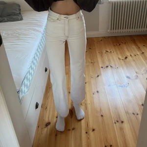 Vita raka jeans - Vita jeans från monki i rak modell, säljer för de är för korta på mig! Superfina i väldigt bra skick!