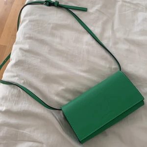 Liten grön Carin Wester väska💚💚  - Carin Wester väska i fint skick då den bara använts ett fåtal gånger. Jättefin färg som passar perfekt till våren. Säljer för  150!  Är fler intresserade blir de budgivning.