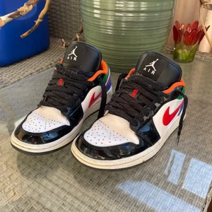 Jordan 1 - Köpta på Plick men jag har knappt använt dom, bra skick bara skosnöret som är lite nopprigt 