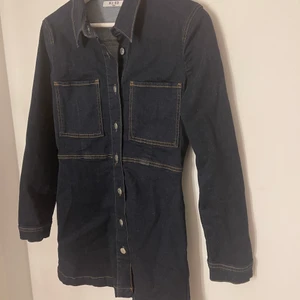 Jeansklänning  - Jeansklänning från NA-KD. Är som ny. Storlek 34