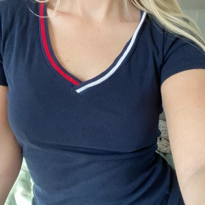 Tommy Hilfiger - T-shirt - Åtsittande T-shirt från Tommy Hilfiger. Säljer då den inte kommer till användning så ofta. Storlek XXS men passar även XS och S