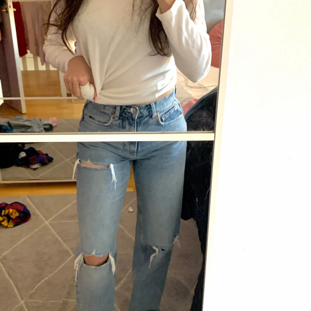 Säljer dessa jeans från Ginatricot använd 3 gånger så dom är som nya,  modellen heter 90’s high waisted jeans premium jeans. . Jeans & Byxor.