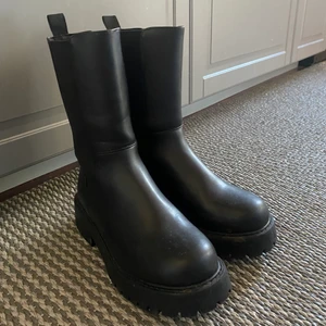 Boots - Säljer snygga boots från Monki i strl 38. I nyskick, normala i storleken. Säljer för 200kr. Möts upp i Stockholm💕
