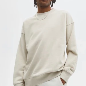   - Säljer dessa swetshirts från hm herravdelning köpt för 300kr, använd endast 1 gång. Inte noppriga alls! säljer en vit och en beige 50kr styck! Frakt ingår inte!💋skriv för fler frågor!!