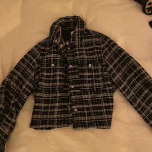 Säljer denna jacka från HM, köpt för 800kr. Den var tidigare en lite längre kappa men har klippt den kortare och sytt, inget som syns! Kan mötas upp i Stockholm, köparen står för frakt!💗