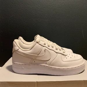 Air force 1  - Säljer ett par air force 1, endast använd de ett par gånger, säljer de för fick nya i present och ger bort denna. Men annars är de helt nya. Storlek är 36. Lägg ett bjud mer än 450kr❣️  om du har nån fråga är det bara och fråga❣️👍 ‼️‼️buden ligger på 520kr nu‼️‼️‼️