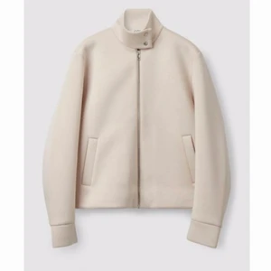 Jacka  - Säljer en snygg vårjacka från Cos, helt oanvänd pågrund av att jag köpte i fel storlek, är slutsåld på hemsidan i M💓😜priset kan diskuteras hör av dig om du har några frågor 😘