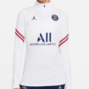 Paris saint-german tröja - Trendig PSG tröja i storlek M! Köpt för 750kr från JDsports och säljer för det inte är min stil längre!