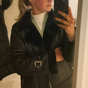 Svart jacka från zara - Jacka med skinnimitation från zara!! Så populär och helt slutsåld❤️❤️ passar s/M. Köpt för 1195 kr ny🥰 har samma i beiget!! Skriv om ni är intresserade av den.