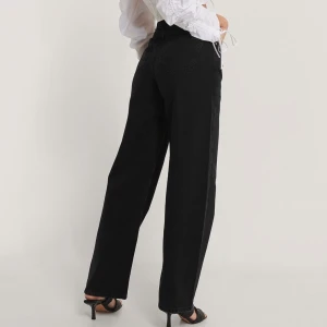 NA-KD jeans  - Jeans från NA-KD i storlek 38. Har högmidja och vida ben. Är helt oanvända.