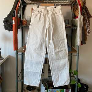 Ett par jeans den Weekday i modellen Rail. Dessa är små i storlekarna. Knappt använda.