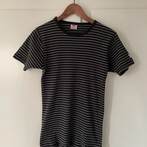 Levi’s t-shirt - Snygg ribbad, svart-grå randig t-shirt 