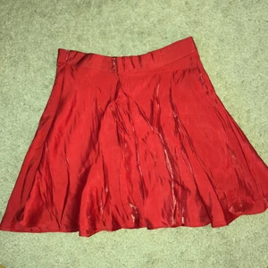 Kort röd silkeskjol - Kort röd kjol från Shein. Aldrig använd. 