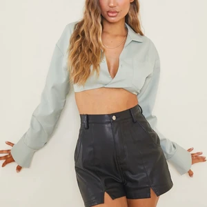 En top i färgen sage grön i storlek xs-s - Super fin grön top. Perfekt till sommaren. Skriv för mer info 