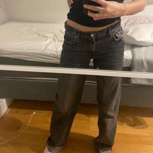 Säljer dessa snygga lågmidjade gråa jeans från Zara som är slutsålda och endast använda ett fåtal gånger! Storlek 36 men passar mig som är s/m, byxorna är långa i benen!!!(jag har vikt upp de på bilden) 